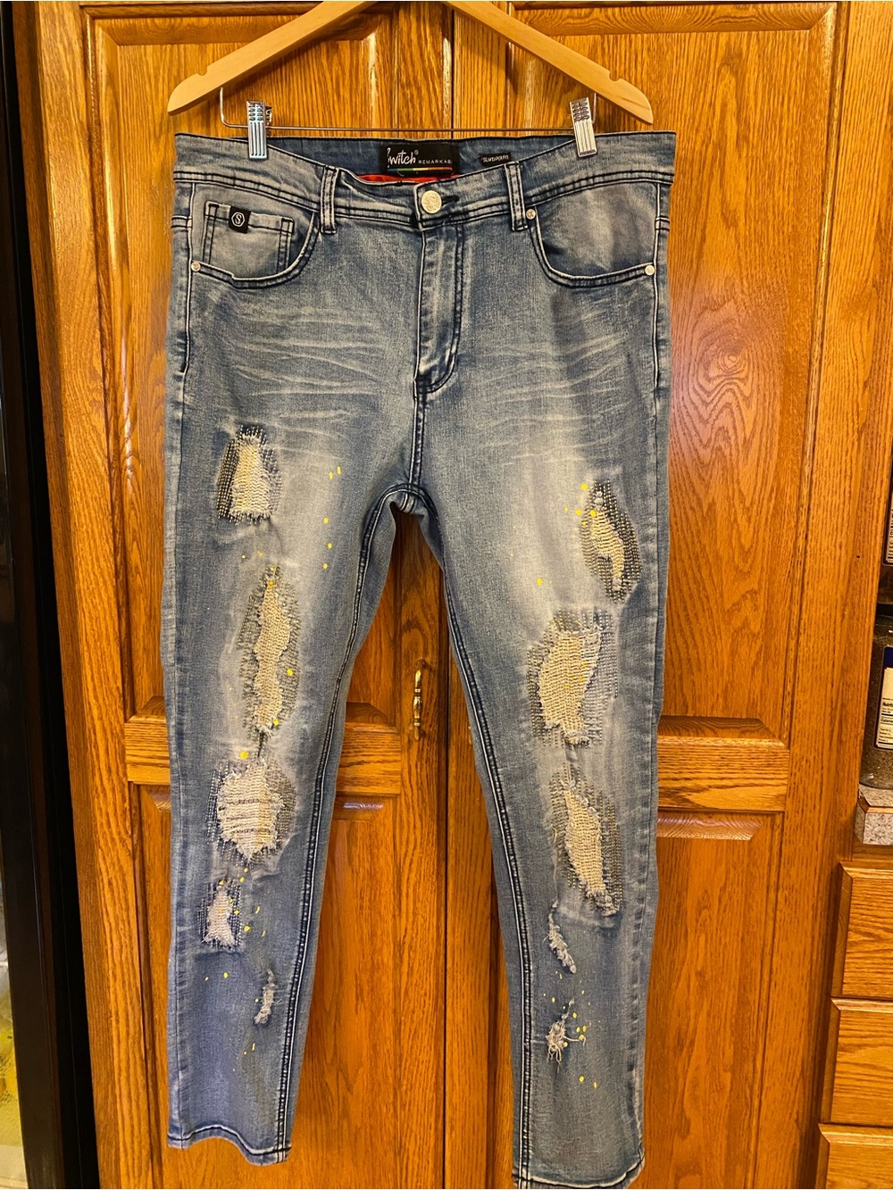 Switch Remarkable Jeans Mens 36x30
Slim Taper Distress Embroidered Paint